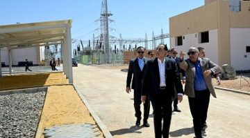 رئيس الوزراء يتفقد محطة أمونت لطاقة الرياح برأس غارب باستثمارات 700 مليون دولار