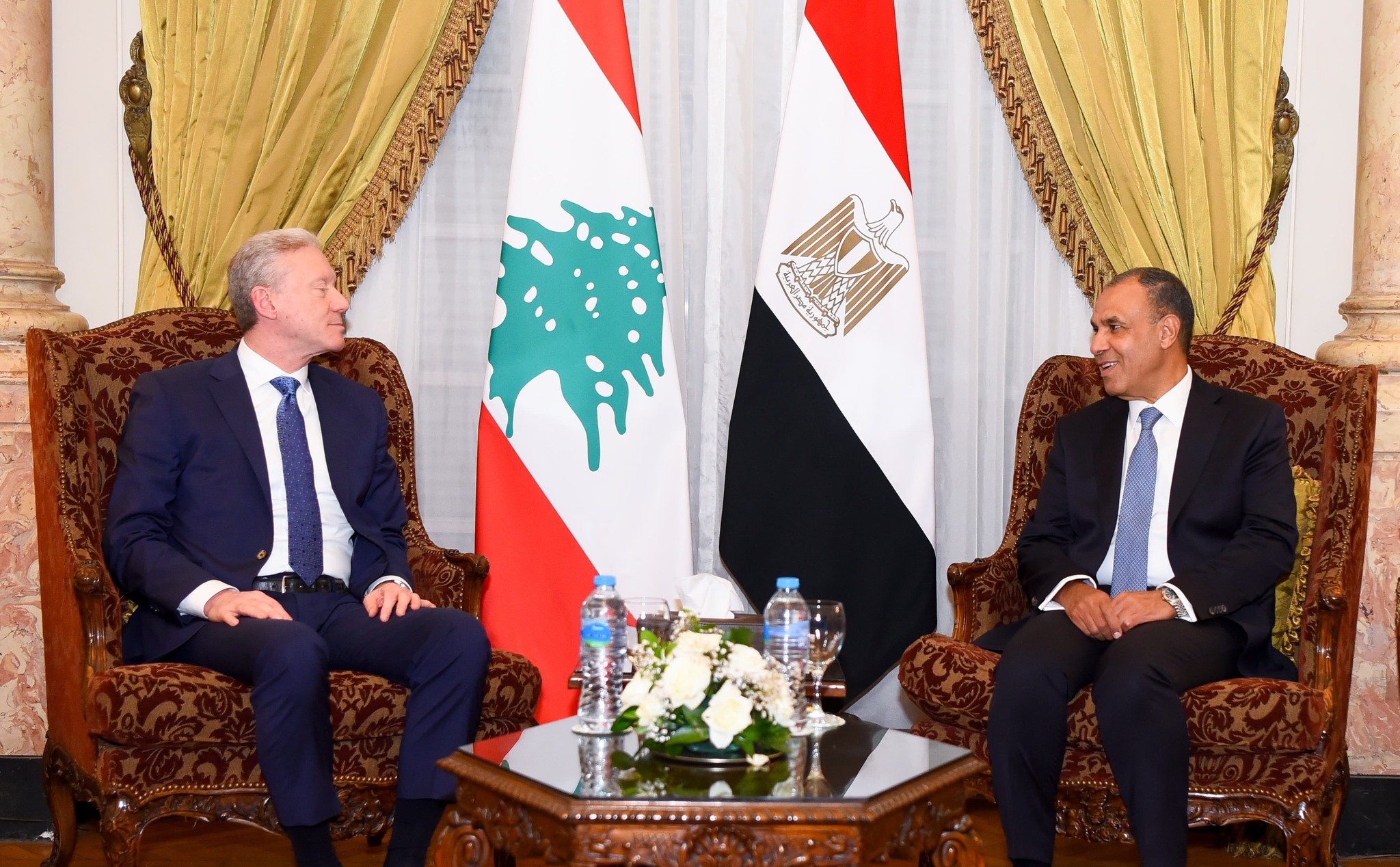 قد تكون صورة ‏‏‏شخصين‏، و‏‏مِنبر‏، و‏المكتب البيضاوي‏‏‏ و‏تحتوي على النص '‏‎i‎‏'‏‏