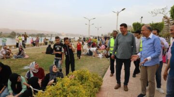 محافظ المنيا يتفقد كورنيش النيل ويشارك المواطنين الاحتفال بشم النسيم وأعياد الربيع