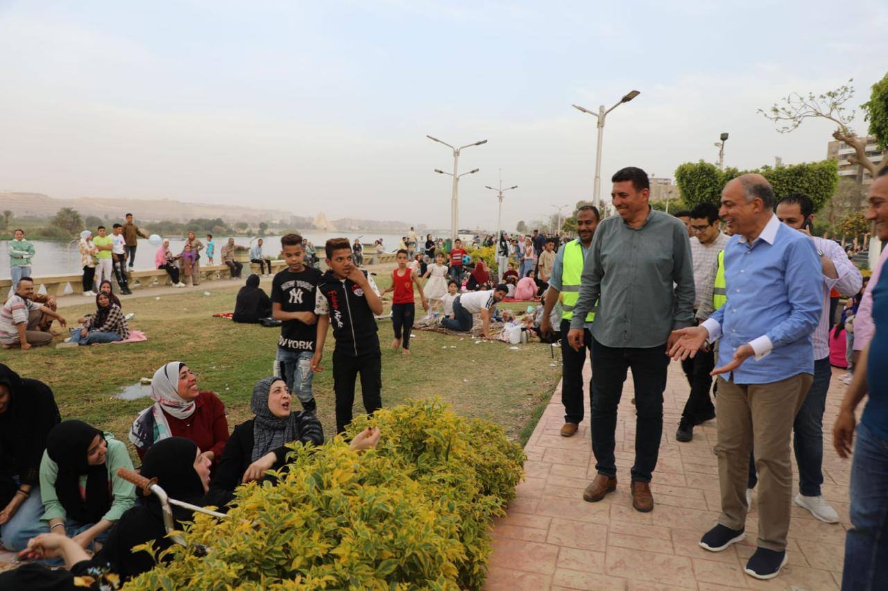 محافظ المنيا يتفقد كورنيش النيل ويشارك المواطنين الاحتفال بشم النسيم وأعياد الربيع محافظ المنيا يتفقد كورنيش النيل ويشارك المواطنين الاحتفال بشم النسيم وأعياد الربيع