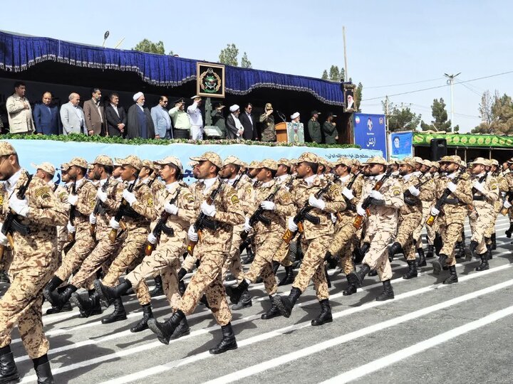قبل ساعات من بدء المفاوضات مع أمريكا.. إيران تطلق أضخم استعراض عسكري بمناسبة يوم الجيش قبل ساعات من بدء المفاوضات مع أمريكا.. إيران تطلق أضخم استعراض عسكري بمناسبة يوم الجيش