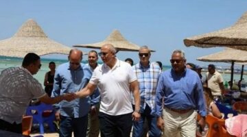 سكرتير عام البحر الأحمر يتفقد الشواطئ والمتنزهات بالغردقة لتهنئة الزوار بشم النسيم