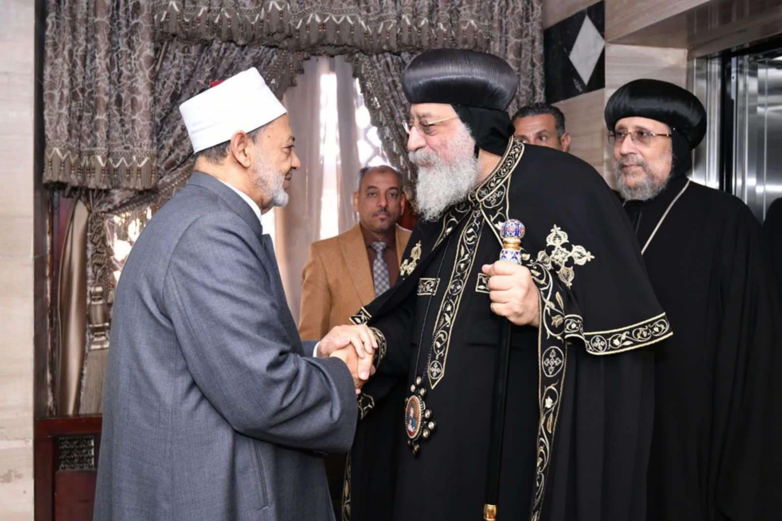 شيخ الأزهر يهنِّئ البابا تواضروس والمسيحيين بعيد القيامة شيخ الأزهر يهنِّئ البابا تواضروس والمسيحيين بعيد القيامة