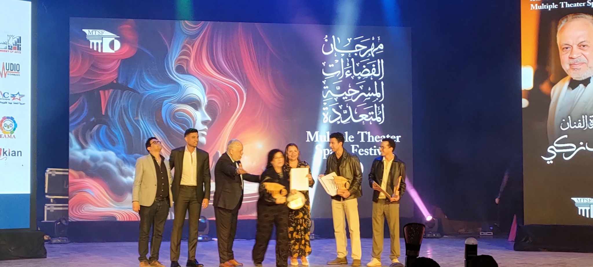 تكريم سماء إبراهيم في حفل ختام مهرجان الفضاءات المسرحية المتعددة تكريم سماء إبراهيم في حفل ختام مهرجان الفضاءات المسرحية المتعددة