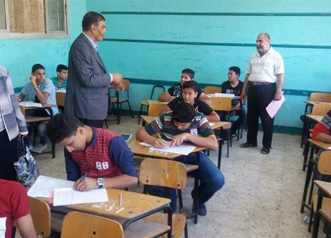بدء امتحانات أبريل لسنوات النقل في عدة محافظات.. وتحذير من الغياب بدء امتحانات أبريل لسنوات النقل في عدة محافظات.. وتحذير من الغياب