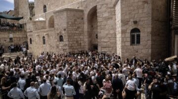 لجنة شئون الكنائس في فلسطين: سبت النور يتحول لنموذج لانتهاك حرية العبادة والمواثيق الدولية