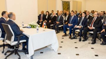 وزير الخارجية يلتقي مع عدد من ممثلي الجالية المصرية في تونس