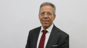 نقيب الأطباء: 3 أسباب تؤدي إلى هجرة الأطباء.. والحل ليس المنع من السفر