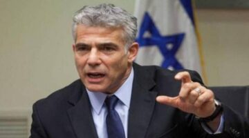لابيد: حكومة نتنياهو تعمل على تفكيك إسرائيل