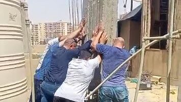 إزالة أعمدة صبة خرسانية مخالفة أعلى عقار بالمنطقة التاسعة بحي شرق مدينة نصر