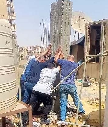 إزالة أعمدة صبة خرسانية مخالفة أعلى عقار بالمنطقة التاسعة بحي شرق مدينة نصر