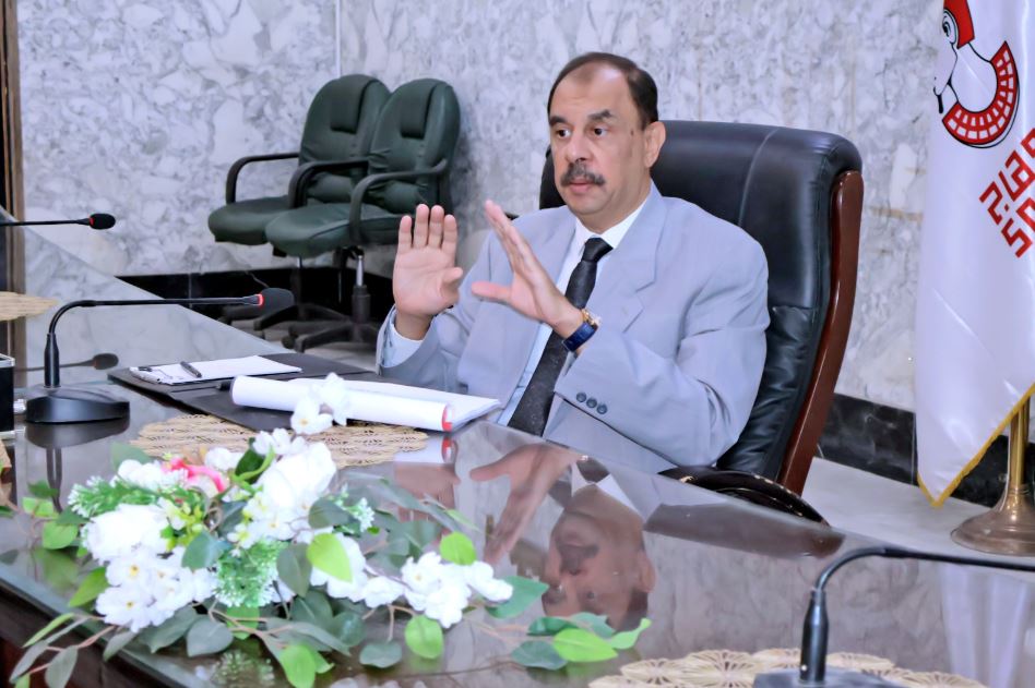 محافظ سوهاج يبحث مع أعضاء المجلس الاقتصادي الاجتماعي خطة الاستثمار  في المحافظة