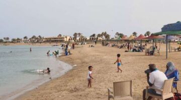 الدخول بالمجان.. آلاف المواطنين يتوافدون على شواطئ مدينة طور سيناء في شم النسيم