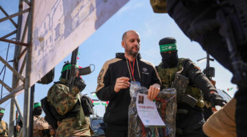 قيادي في حماس: مستعدون لتسليم الأسرى الإسرائيليين دفعة واحدة مقابل وقف الحرب وانسحاب الاحتلال من غزة