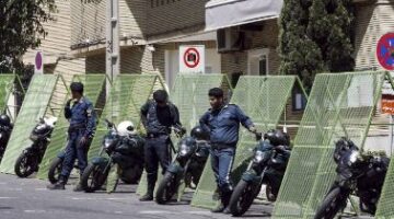 الحكومة الإيرانية تحذر من التكهنات بعد انفجار في ميناء رجائي