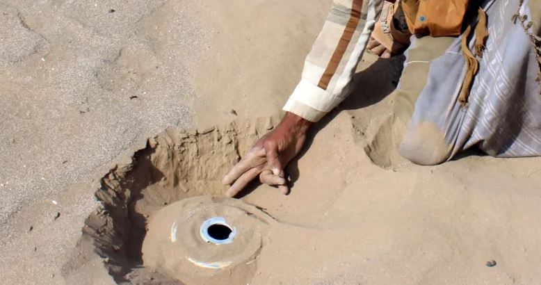 مصادر: الحوثيون يزرعون ألغاما في الحديدة تحسبا لعملية برية يمنية أمريكية
