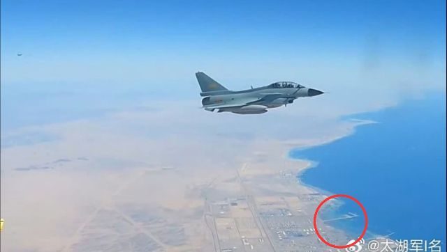 مقاتلات J-10 الصينية تحلق أعلى سفن أمريكية خلال المناورات مع مصر.. هل تهدد بكين واشنطن؟ مقاتلات J-10 الصينية تحلق أعلى سفن أمريكية خلال المناورات مع مصر.. هل تهدد بكين واشنطن؟