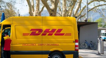 DHL تعلق أي شحنات تتجاوز قيمتها 800 دولار للمستهلكين في أمريكا بسبب تغييرات جمركية