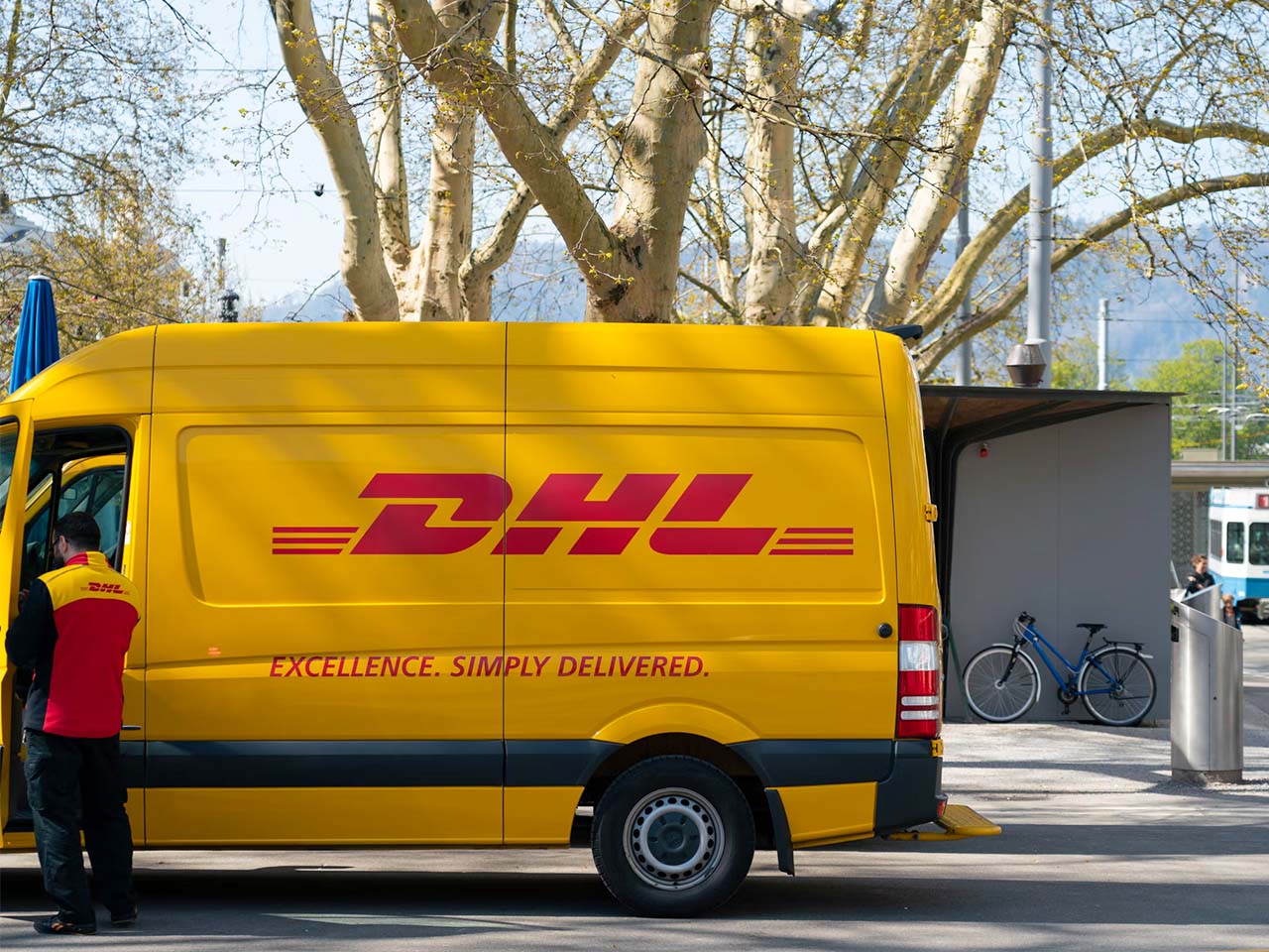 DHL تعلق أي شحنات تتجاوز قيمتها 800 دولار للمستهلكين في أمريكا بسبب تغييرات جمركية DHL تعلق أي شحنات تتجاوز قيمتها 800 دولار للمستهلكين في أمريكا بسبب تغييرات جمركية