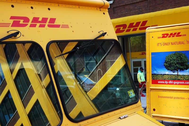 DHL تعلق شحناتها العالمية التي تزيد قيمتها عن 800 دولار إلى المستهلكين الأميركيين DHL تعلق شحناتها العالمية التي تزيد قيمتها عن 800 دولار إلى المستهلكين الأميركيين