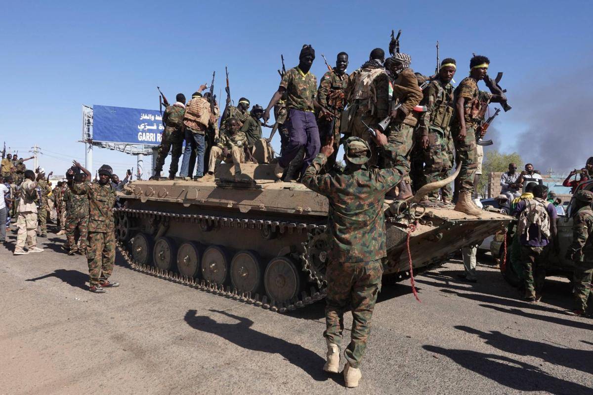 الجيش السوداني يعلن سيطرته على 3 مناطق ومعسكر غرب أم درمان الجيش السوداني يعلن سيطرته على 3 مناطق ومعسكر غرب أم درمان