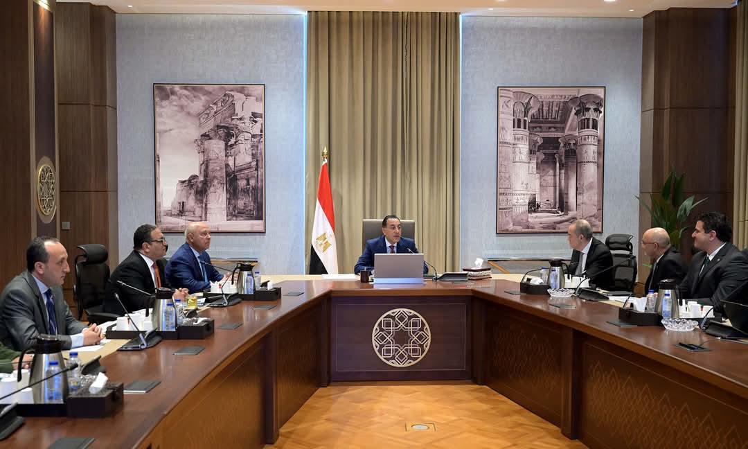 رئيس الوزراء وممثلي مجموعة المنصور للسيارات 