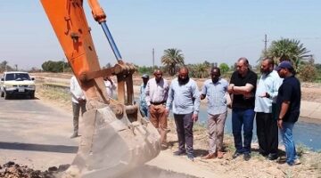 محافظ أسوان يُكلف بالمعاينة الميدانية للهبوط الأرضي المفاجئ بطريق توشكى بنصر النوبة وسرعة إصلاحه