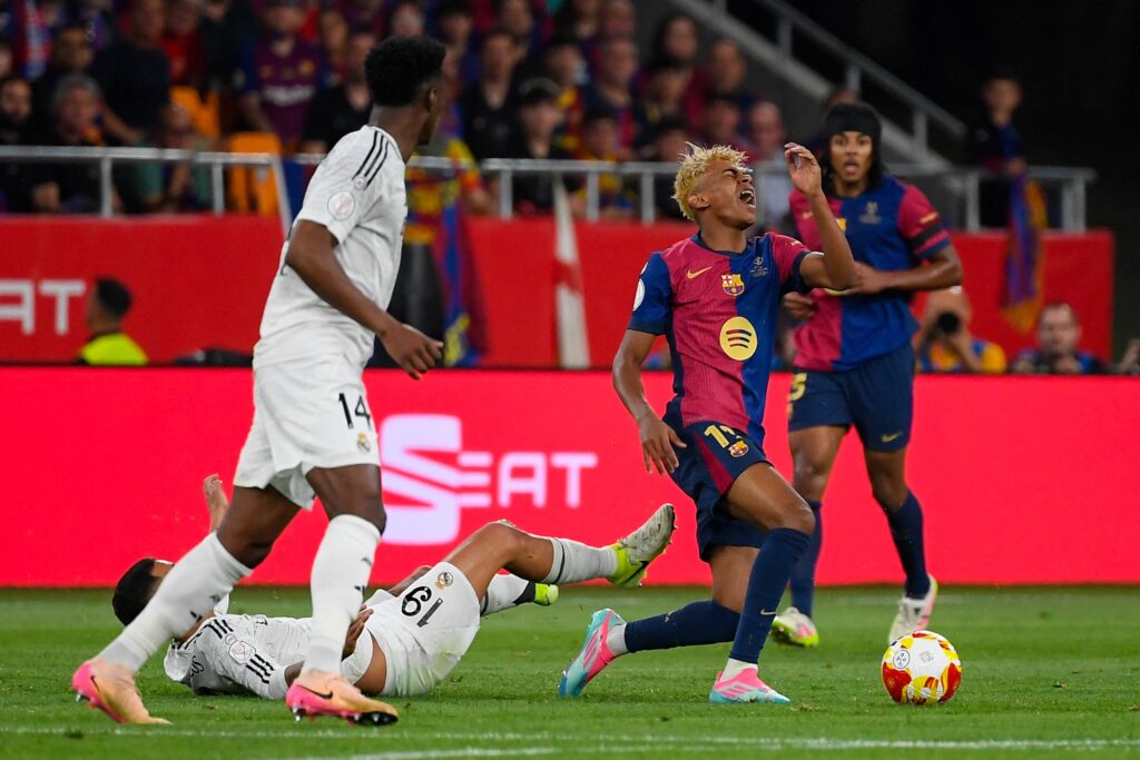 برشلونة يكشف رسميًا عن قميص الكلاسيكو ضد ريال مدريد برشلونة يكشف رسميًا عن قميص الكلاسيكو ضد ريال مدريد
