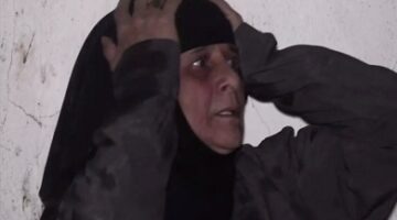 صنعاء.. أم تبحث عن ابنتها تحت أنقاض منزلها المدمر بغارة أمريكية