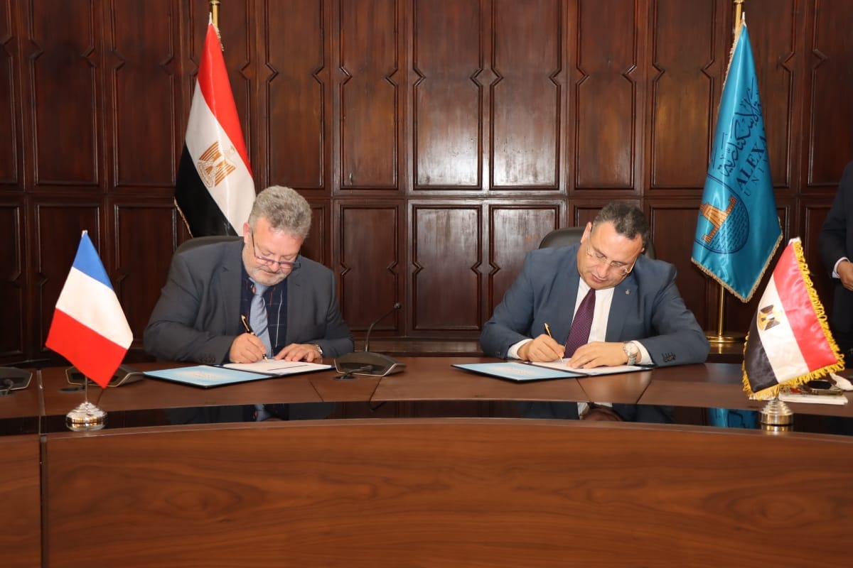 توقيع اتفاقية تعاون بين جامعتي الإسكندرية وليتورال الفرنسية لإنشاء درجات مزدوجة توقيع اتفاقية تعاون بين جامعتي الإسكندرية وليتورال الفرنسية لإنشاء درجات مزدوجة