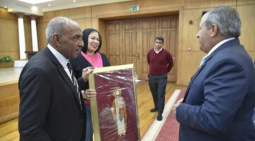 محافظ بورسعيد يلتقي الأقباط العاملين بالديوان العام والأحياء ويهنئهم بعيد القيامة المجيد