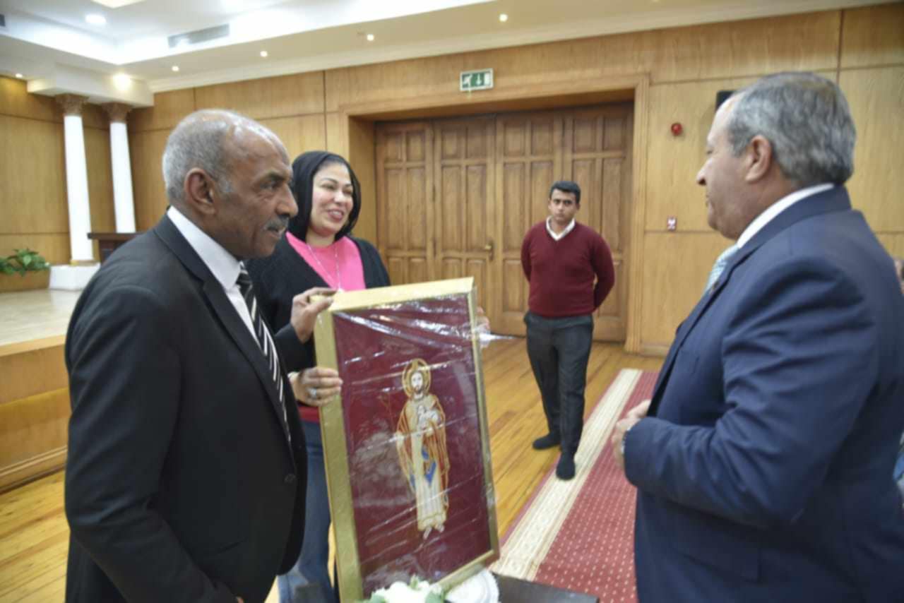 محافظ بورسعيد يلتقي الأقباط العاملين بالديوان العام والأحياء ويهنئهم بعيد القيامة المجيد