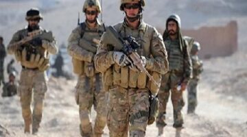 مئات الشاحنات والآليات العسكرية الأمريكية تغادر قواعدها من سوريا باتجاه العراق