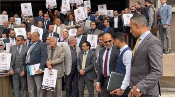 وقفة احتجاجية لمحاميي الإسماعيلية رفضا لزيادة رسوم الخدمات المميكنة بمحاكم الاستئناف