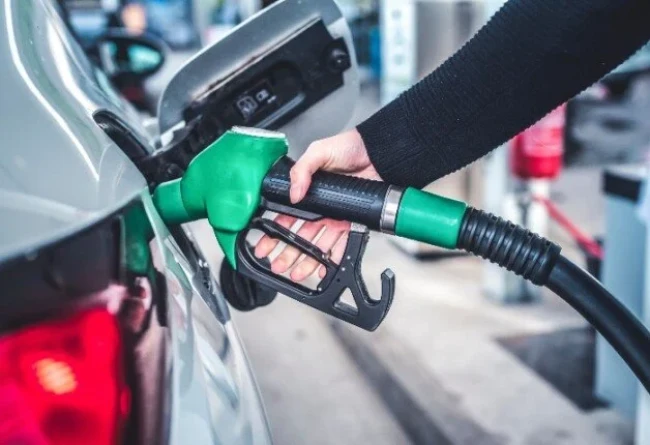 بعد الزيادة الجديدة.. سعر البنزين والسولار اليوم الخميس 17-4-2025 بعد الزيادة الجديدة.. سعر البنزين والسولار اليوم الخميس 17-4-2025