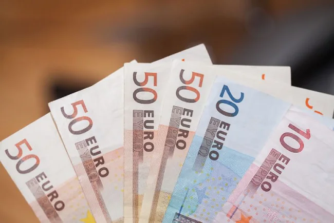 سعر اليورو الآن في مصر يتجاوز 58.60 جنيه.. الأعلى في أبو ظبي الإسلامي سعر اليورو الآن في مصر يتجاوز 58.60 جنيه.. الأعلى في أبو ظبي الإسلامي