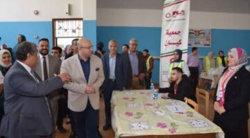 محافظ بني سويف يتفقد قافلة طبية لعلاج أمراض العيون