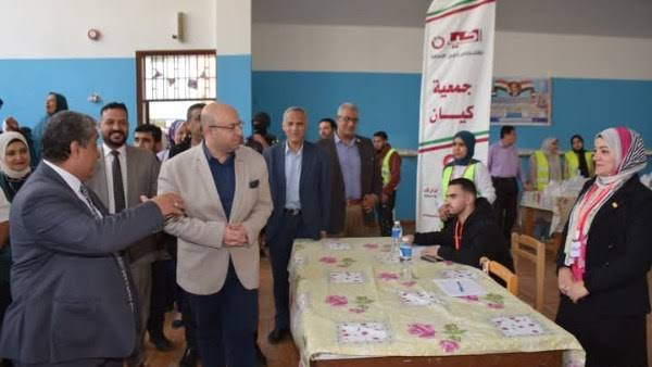 محافظ بني سويف يتفقد قافلة طبية لعلاج أمراض العيون محافظ بني سويف يتفقد قافلة طبية لعلاج أمراض العيون