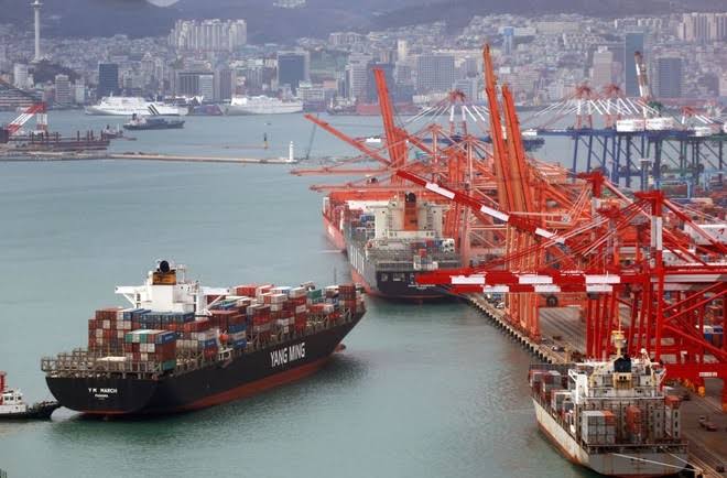 انخفاض صادرات كوريا الجنوبية بنسبة 5.2% في أول 20 يوما من أبريل انخفاض صادرات كوريا الجنوبية بنسبة 5.2% في أول 20 يوما من أبريل