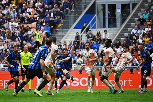 إنتر يواصل التخبط ويخسر أمام روما في الدوري إنتر يواصل التخبط ويخسر أمام روما في الدوري