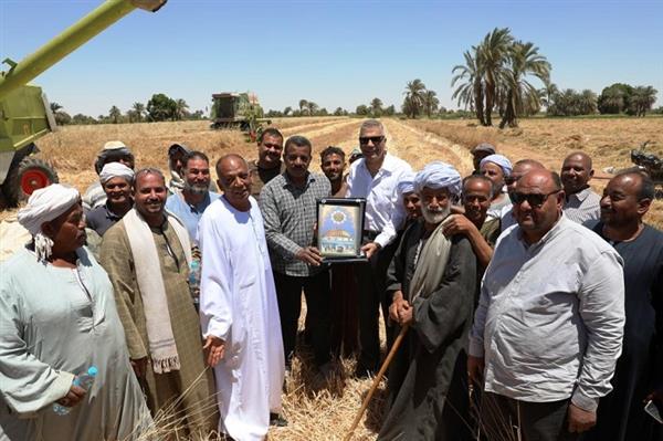 محافظ أسوان يعطى إشارة البدء لموسم حصاد القمح لعام 2025 محافظ أسوان يعطى إشارة البدء لموسم حصاد القمح لعام 2025