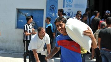 الأونروا توزع طرودا غذائية على اللاجئين الفلسطينيين في لبنان