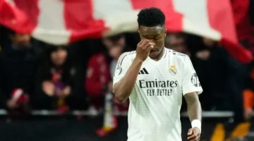 لاعبو برشلونة يستهزئون بفينيسيوس خلال احتفالات الدوري (فيديو)