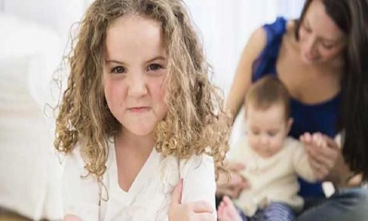 " أنا وبابا وماما" يستعرض مظاهر الغيرة بين الأشقاء وكيفية التعامل معها " أنا وبابا وماما" يستعرض مظاهر الغيرة بين الأشقاء وكيفية التعامل معها
