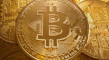 "بتكوين" تتراجع بشكل حاد بعد تطبيق تعريفات ترامب التجارية