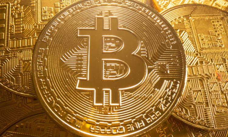 "بتكوين" تتراجع بشكل حاد بعد تطبيق تعريفات ترامب التجارية