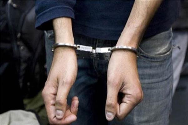 ضبط متهم بحيازة 45 سلاح أبيض وطبنجة صوت في الإسكندرية ضبط متهم بحيازة 45 سلاح أبيض وطبنجة صوت في الإسكندرية