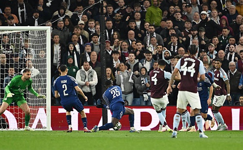 لاعب باريس سان جيرمان يدخل تاريخ دوري أبطال أوروبا لاعب باريس سان جيرمان يدخل تاريخ دوري أبطال أوروبا