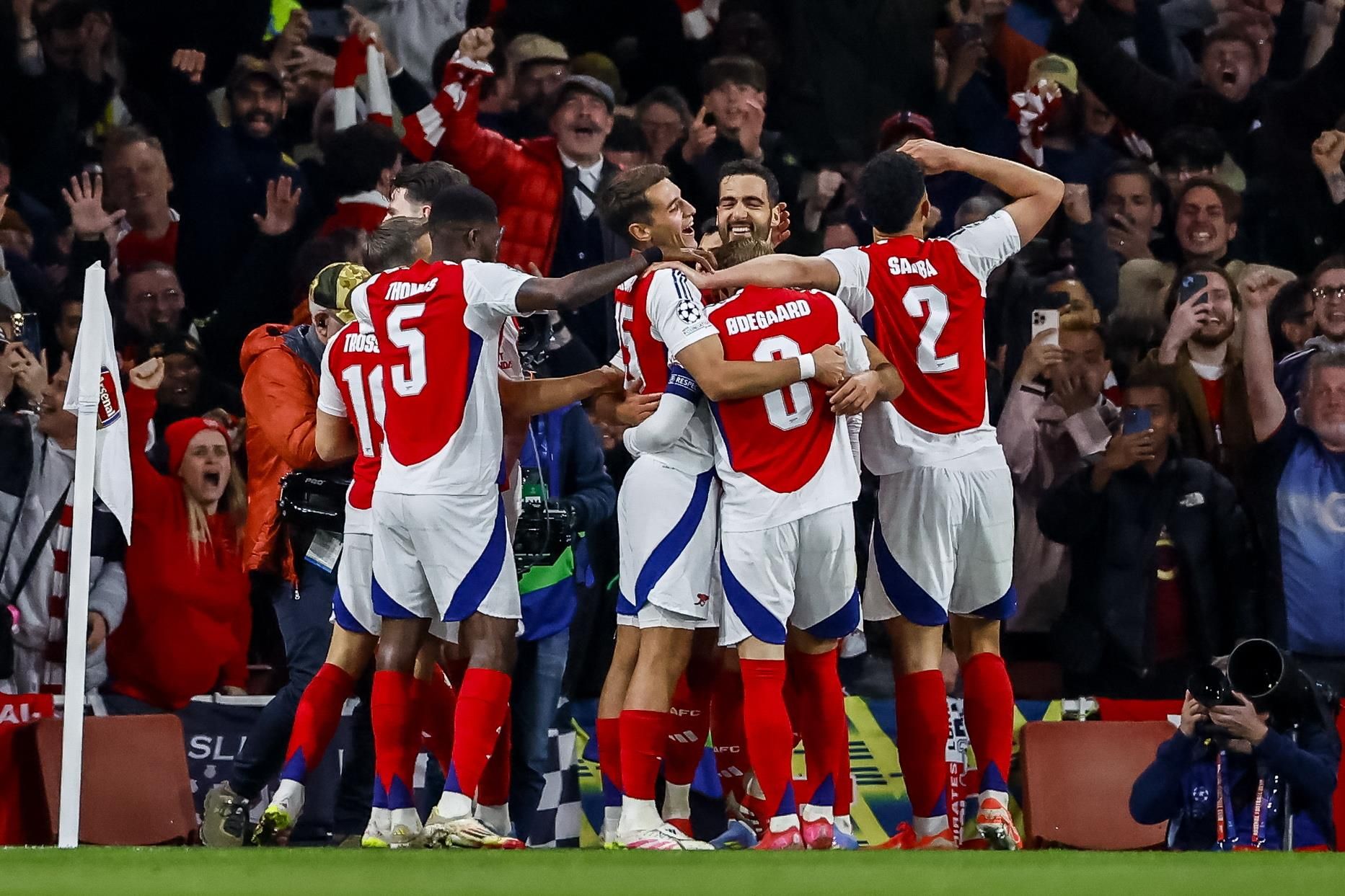 آرسنال يعادل أرقاما قياسية على جثة ريال مدريد آرسنال يعادل أرقاما قياسية على جثة ريال مدريد
