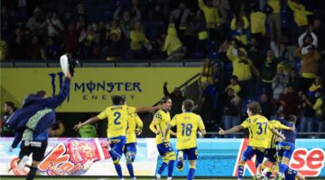 أتلتيكو مدريد يبتعد عن منافسة لقب الدوري الإسباني بهزيمة قاتلة أمام لاس بالماس